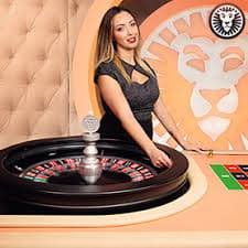 Evolution Gaming live-dealer table interface showing dealer, cards, and betting controls on filabola platform